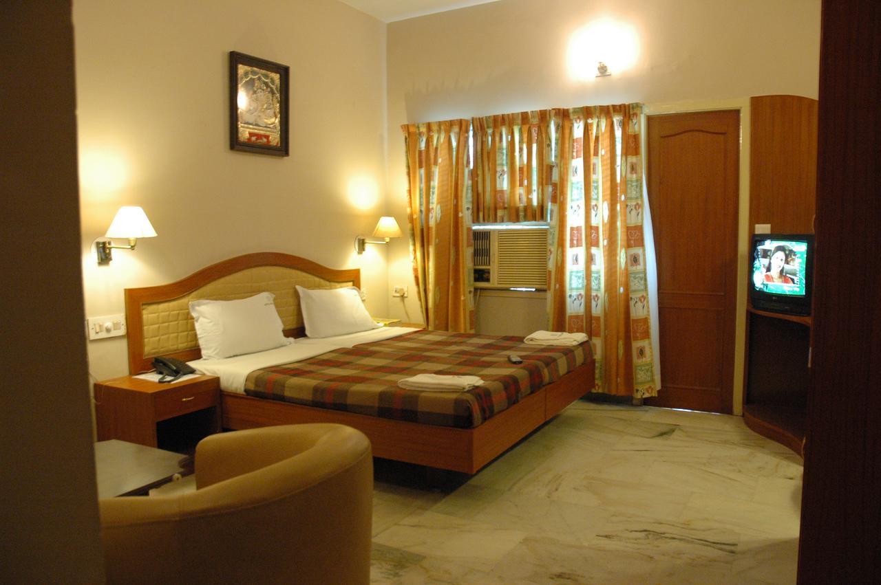 Hotel Saradharam จิตัมพรัม ภายนอก รูปภาพ